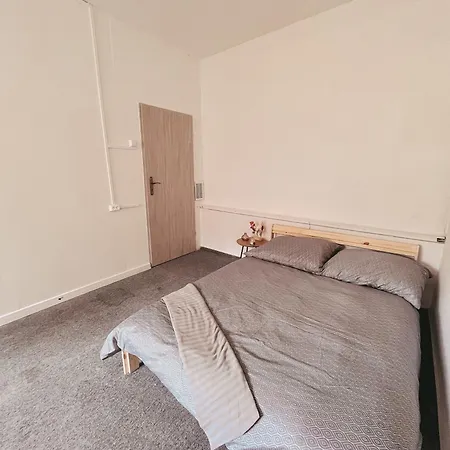 Δωμάτια σε οικογενειακή κατοικία Cool And Big In *