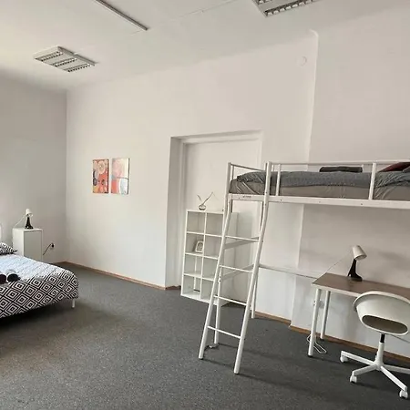 Δωμάτια σε οικογενειακή κατοικία Cool And Big In *